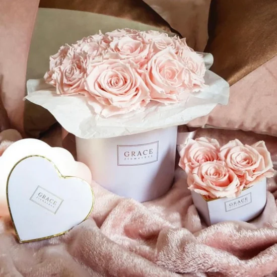 Herzförmige Blumen-Geschenkboxen, die Rosen verpacken